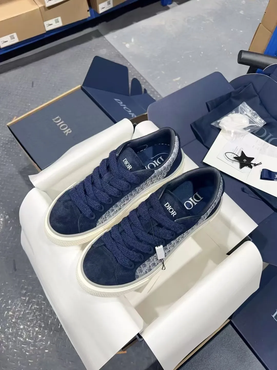 👟👟Ex-factory price 560👟👟 𝐃𝐢𝐨𝐫 𝐱 𝐒𝐭𝐨𝐧𝐞 𝐈𝐬𝐥𝐚𝐧𝐝 𝐁𝟯𝟯 Dior co-branded Stone Island new casual sports shoes Skateboard shoes 111111111 This B33 sneaker comes from the DIOR AND STONE ISLAND limited series. It is a new interpretation of the classic tennis shoe. The fashionable silhouette highlights the heavy texture. The black-dyed cotton has a delicate wash and soft texture, and is finished with the classic Oblique print on the sides, paying homage to the exceptional craftsmanship of the exclusive collaboration. The tongue is embossed with the Dior signature, while cannage panels on the front, DIOR AND STONE ISLAND signature on the back and insole. The rubber outsole features the Dior Oblique pattern, while a contrasting Dior 30 Avenue Montaigne signature on the rear adds style. It can add a modern touch to various casual looks, and can also be matched with other DIOR AND STONE ISLAND items. Exquisite packaging at the delivery counter🛍📦 Customized cowhide material, sheepskin lining, original molded outsole Size: 35-45